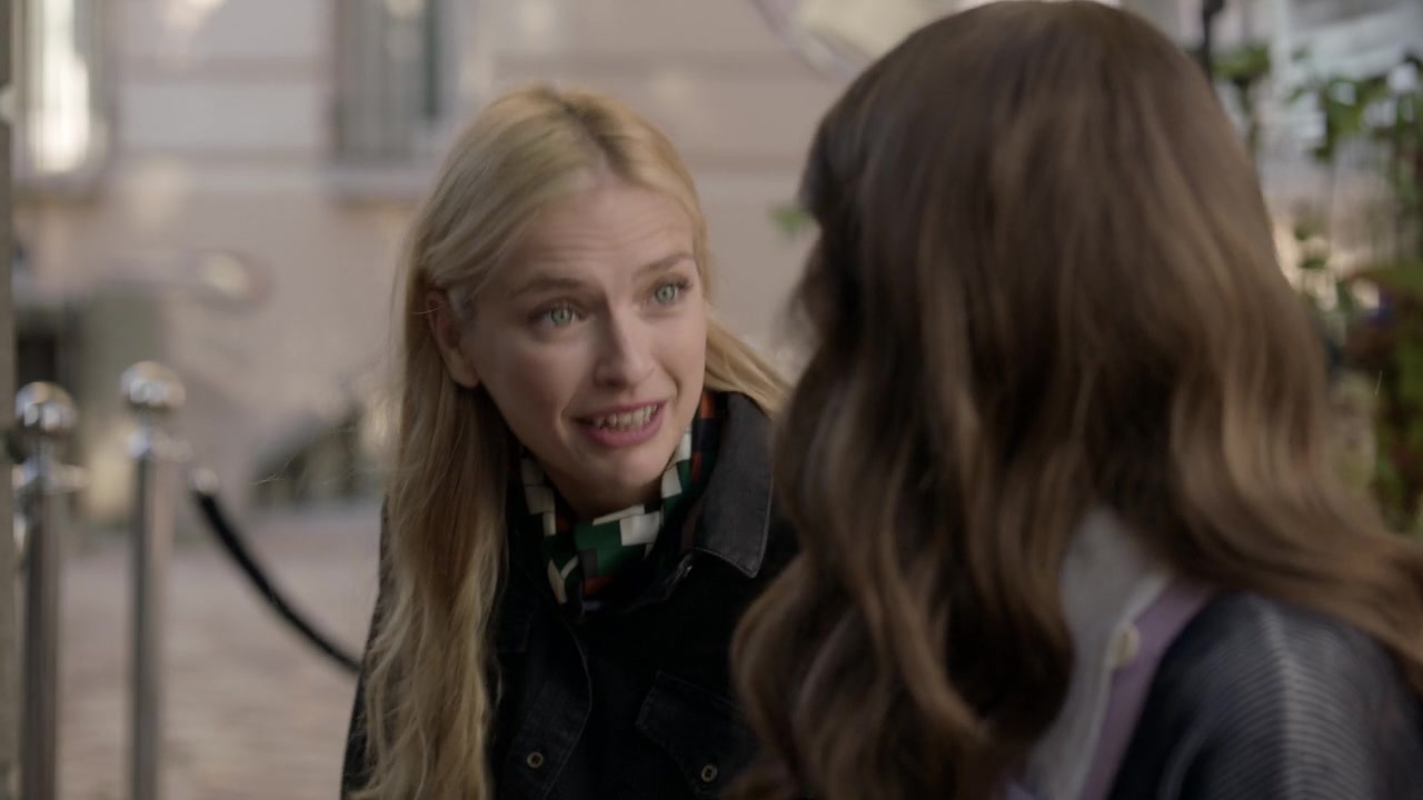 Emily_in_Paris_S01E05_Faux_Amis_720p_NF_WEB-DL_DDP5_1_x264-BTN_1063.jpg