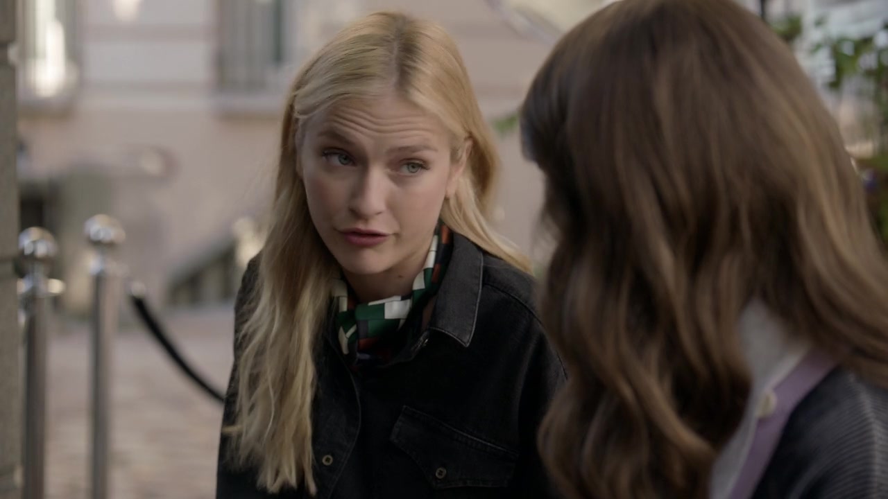 Emily_in_Paris_S01E05_Faux_Amis_720p_NF_WEB-DL_DDP5_1_x264-BTN_1077.jpg