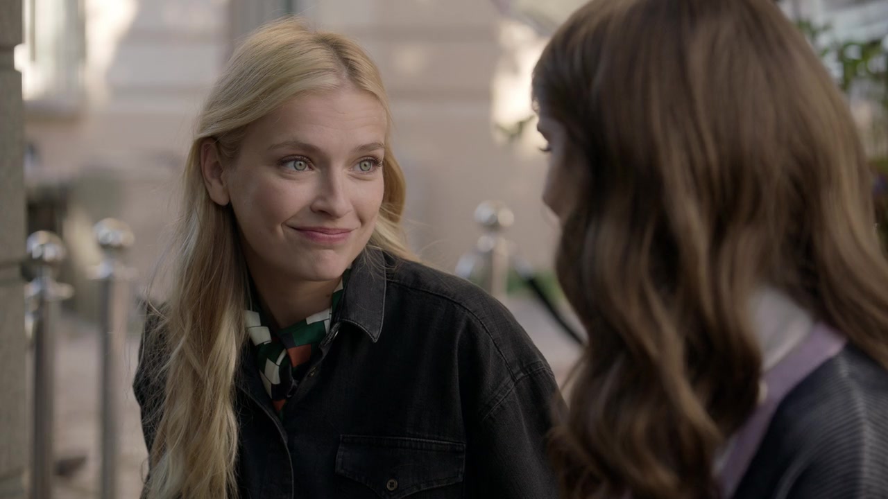 Emily_in_Paris_S01E05_Faux_Amis_720p_NF_WEB-DL_DDP5_1_x264-BTN_1081.jpg