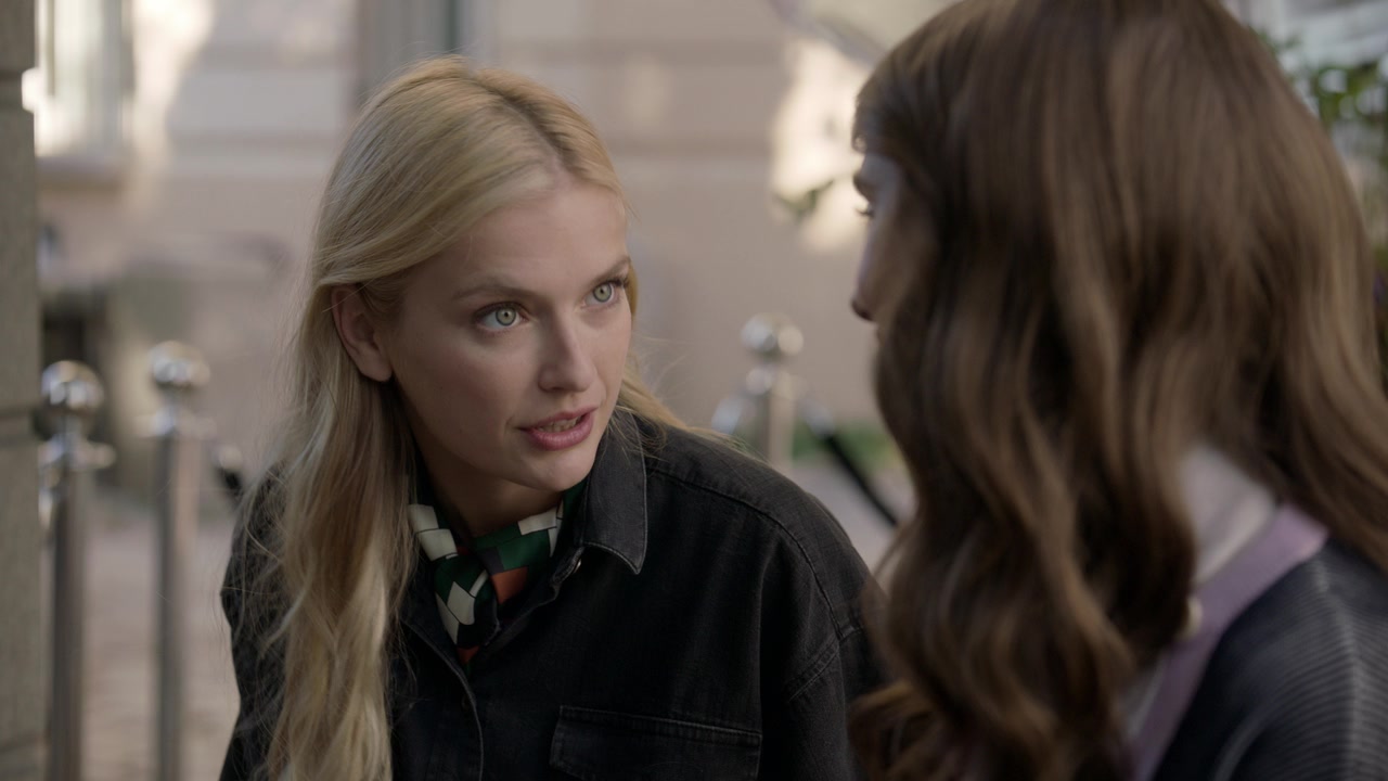 Emily_in_Paris_S01E05_Faux_Amis_720p_NF_WEB-DL_DDP5_1_x264-BTN_1087.jpg