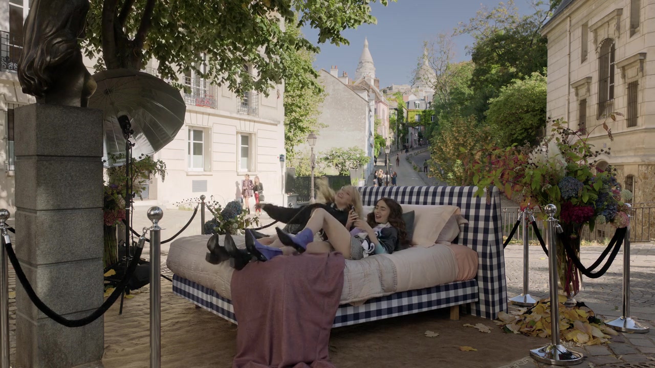 Emily_in_Paris_S01E05_Faux_Amis_720p_NF_WEB-DL_DDP5_1_x264-BTN_1094.jpg