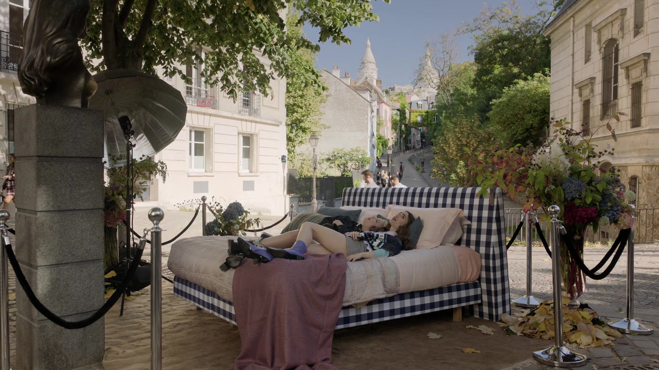 Emily_in_Paris_S01E05_Faux_Amis_720p_NF_WEB-DL_DDP5_1_x264-BTN_1099.jpg