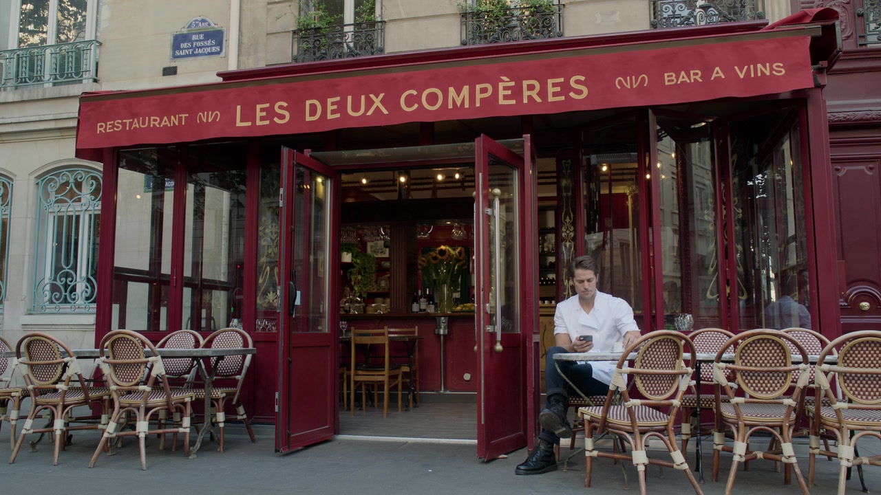 Emily_in_Paris_S01E05_Faux_Amis_720p_NF_WEB-DL_DDP5_1_x264-BTN_1102.jpg