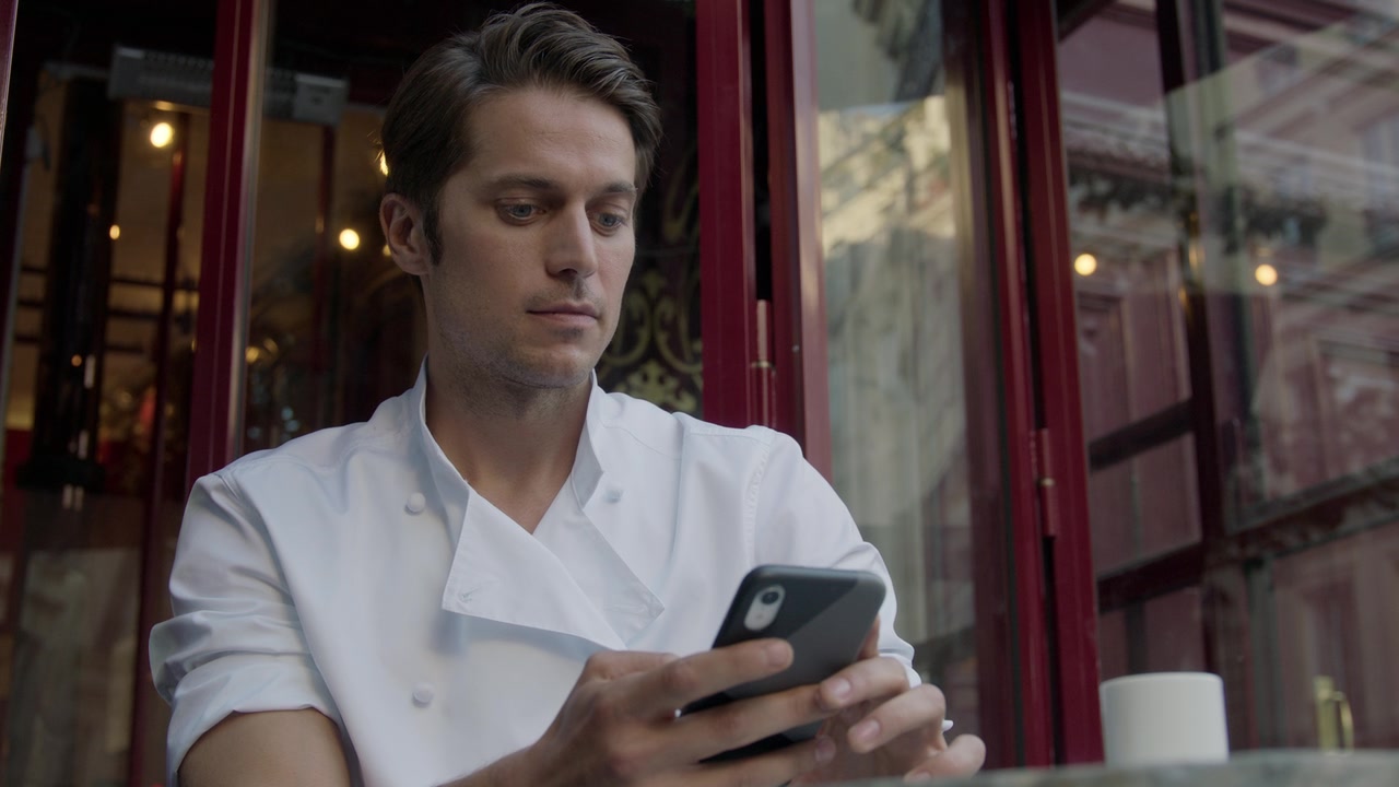 Emily_in_Paris_S01E05_Faux_Amis_720p_NF_WEB-DL_DDP5_1_x264-BTN_1107.jpg
