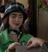 Emily_in_Paris_S01E05_Faux_Amis_720p_NF_WEB-DL_DDP5_1_x264-BTN_0280.jpg