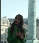 Emily_in_Paris_S01E05_Faux_Amis_720p_NF_WEB-DL_DDP5_1_x264-BTN_0439.jpg