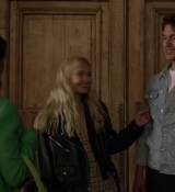 Emily_in_Paris_S01E05_Faux_Amis_720p_NF_WEB-DL_DDP5_1_x264-BTN_0457.jpg