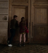 Emily_in_Paris_S01E05_Faux_Amis_720p_NF_WEB-DL_DDP5_1_x264-BTN_0964.jpg