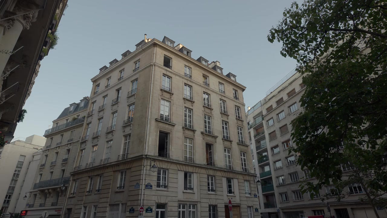 Emily_in_Paris_S01E06_Ringarde_720p_NF_WEB-DL_DDP5_1_x264-BTN_0016.jpg