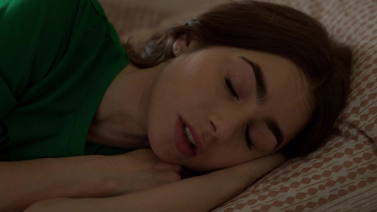 Emily_in_Paris_S01E06_Ringarde_720p_NF_WEB-DL_DDP5_1_x264-BTN_0018.jpg Emily_in_Paris_S01E06_Ringarde_720p_NF_WEB-DL_DDP5_1_x264-BTN_0018.jpg