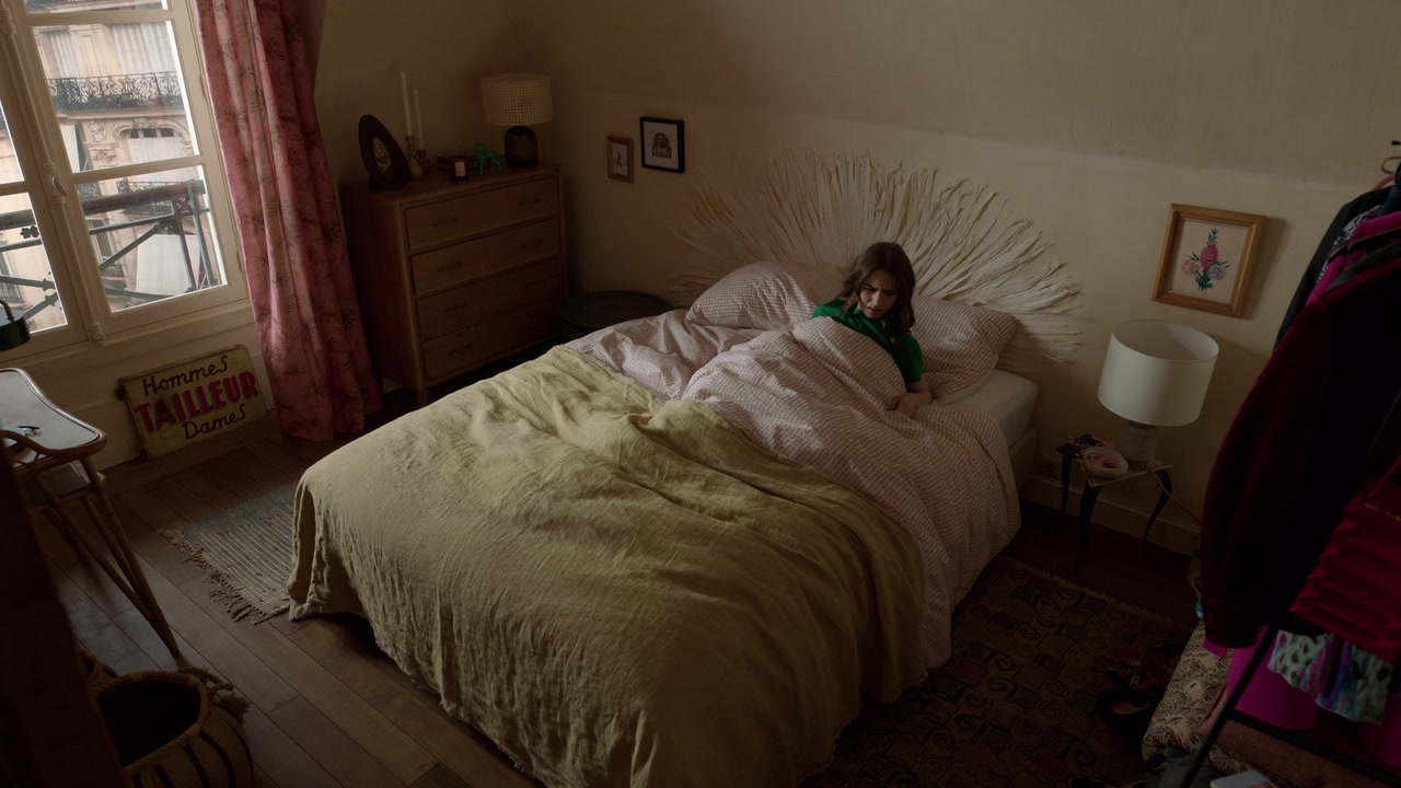 Emily_in_Paris_S01E06_Ringarde_720p_NF_WEB-DL_DDP5_1_x264-BTN_0025.jpg