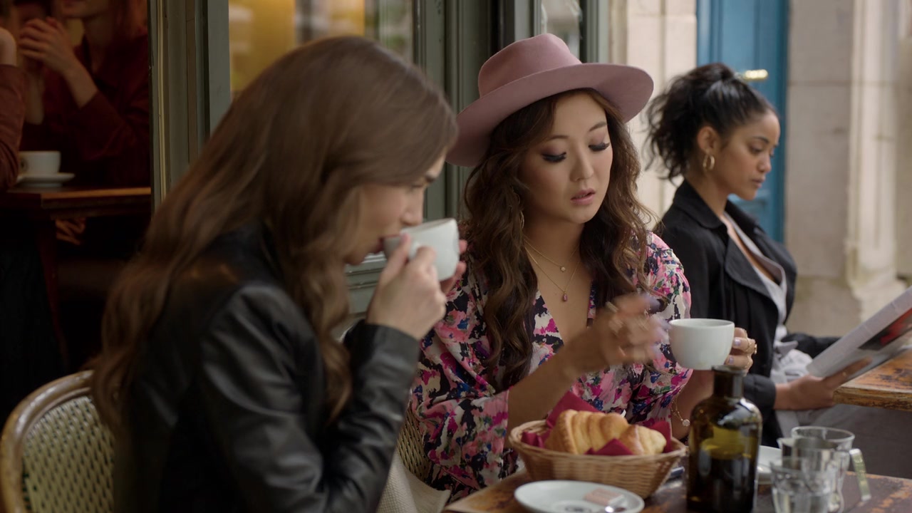 Emily_in_Paris_S01E06_Ringarde_720p_NF_WEB-DL_DDP5_1_x264-BTN_0043.jpg