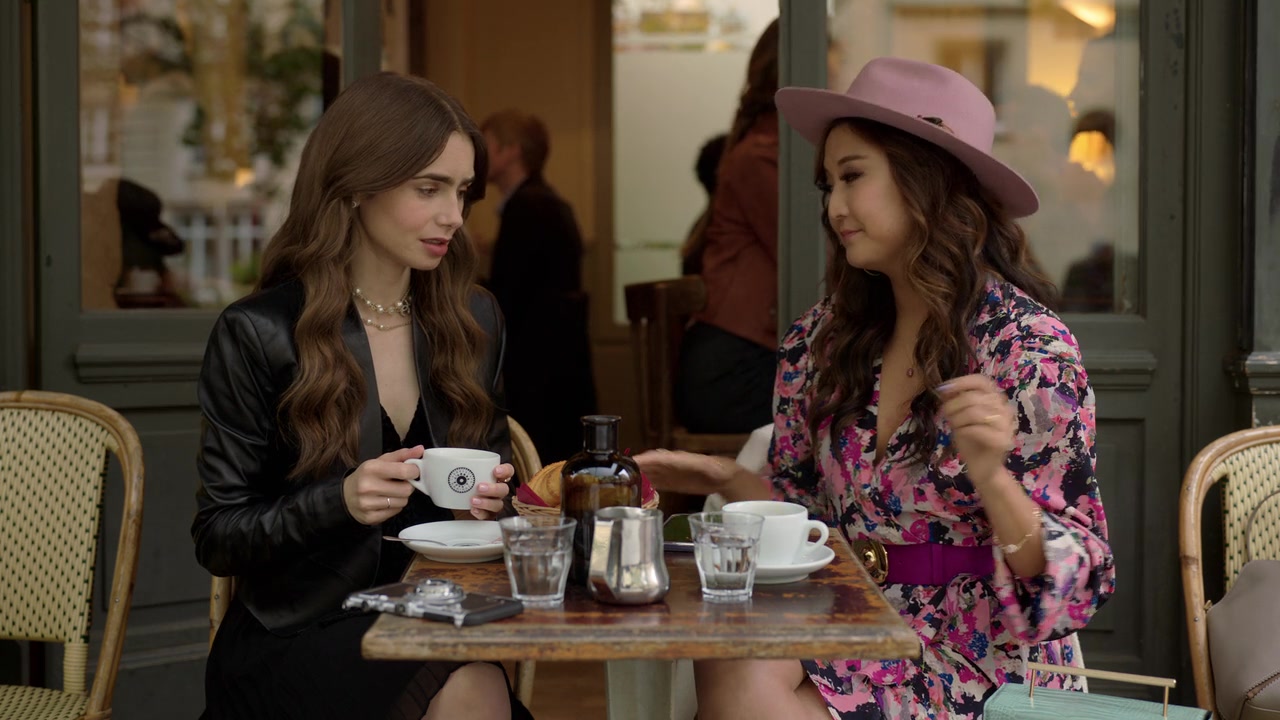 Emily_in_Paris_S01E06_Ringarde_720p_NF_WEB-DL_DDP5_1_x264-BTN_0055.jpg