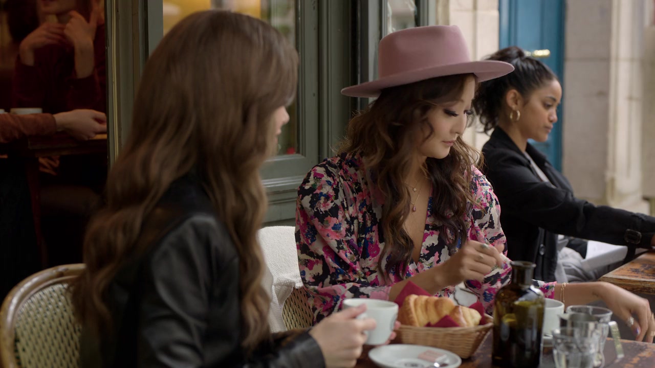 Emily_in_Paris_S01E06_Ringarde_720p_NF_WEB-DL_DDP5_1_x264-BTN_0067.jpg Emily_in_Paris_S01E06_Ringarde_720p_NF_WEB-DL_DDP5_1_x264-BTN_0067.jpg