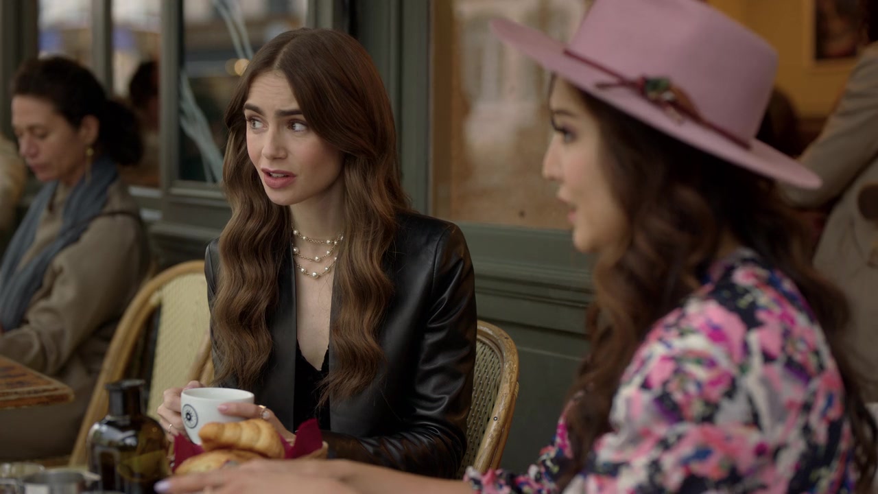 Emily_in_Paris_S01E06_Ringarde_720p_NF_WEB-DL_DDP5_1_x264-BTN_0069.jpg