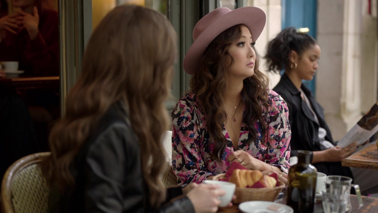 Emily_in_Paris_S01E06_Ringarde_720p_NF_WEB-DL_DDP5_1_x264-BTN_0070.jpg