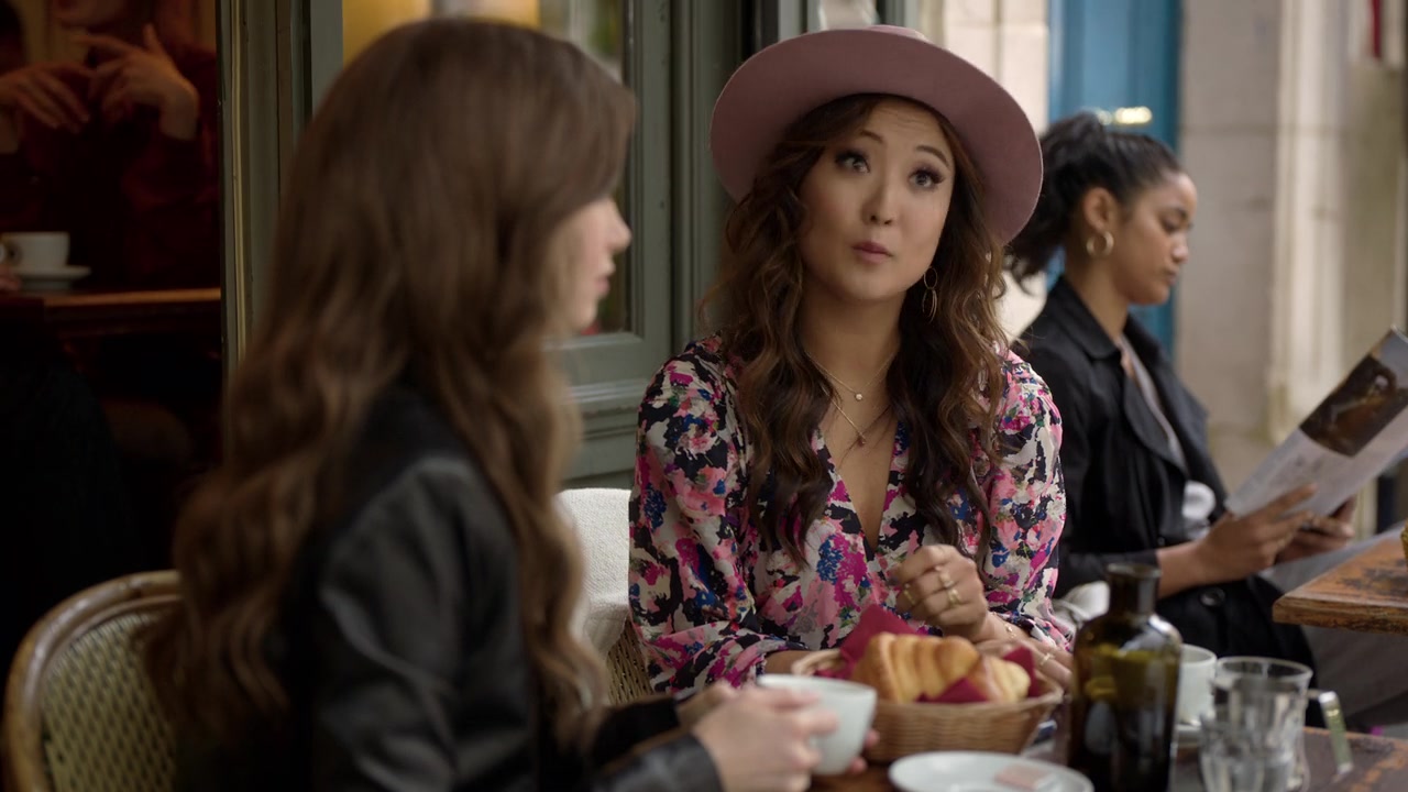 Emily_in_Paris_S01E06_Ringarde_720p_NF_WEB-DL_DDP5_1_x264-BTN_0071.jpg
