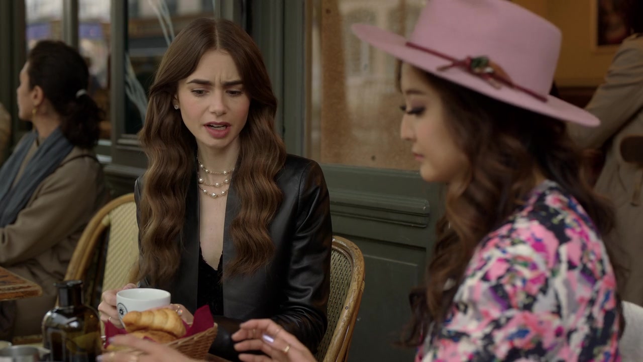 Emily_in_Paris_S01E06_Ringarde_720p_NF_WEB-DL_DDP5_1_x264-BTN_0072.jpg Emily_in_Paris_S01E06_Ringarde_720p_NF_WEB-DL_DDP5_1_x264-BTN_0072.jpg