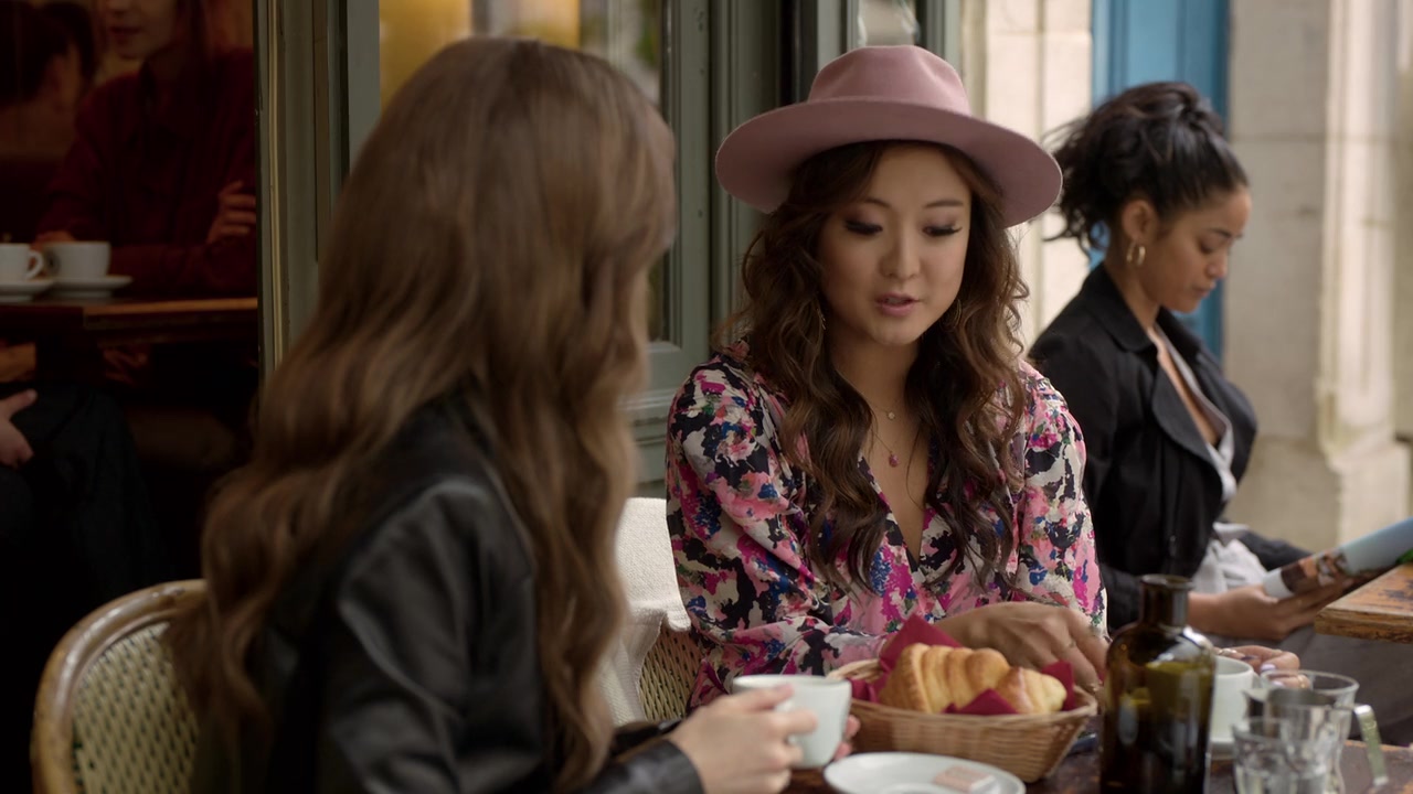 Emily_in_Paris_S01E06_Ringarde_720p_NF_WEB-DL_DDP5_1_x264-BTN_0073.jpg
