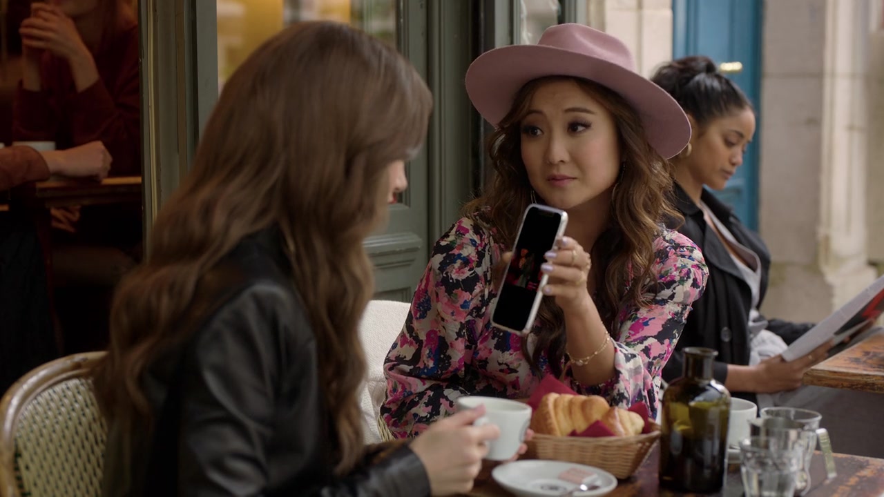 Emily_in_Paris_S01E06_Ringarde_720p_NF_WEB-DL_DDP5_1_x264-BTN_0085.jpg