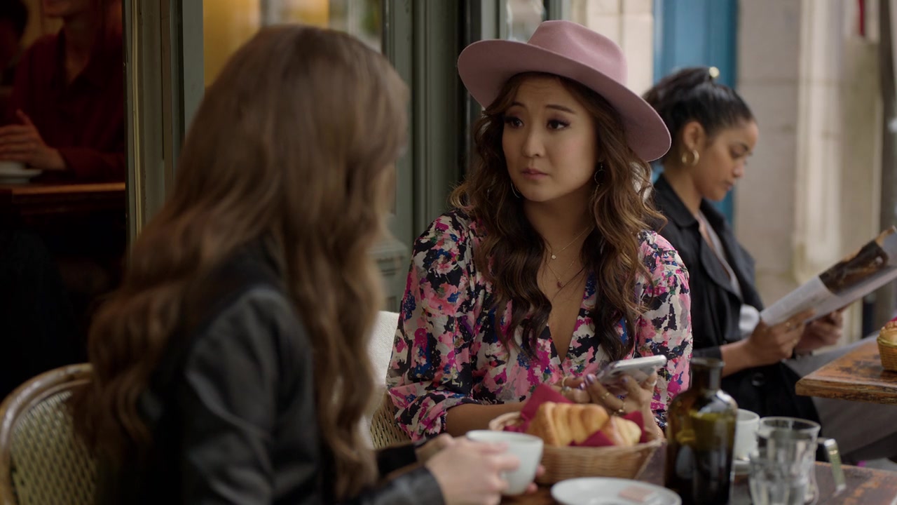 Emily_in_Paris_S01E06_Ringarde_720p_NF_WEB-DL_DDP5_1_x264-BTN_0095.jpg