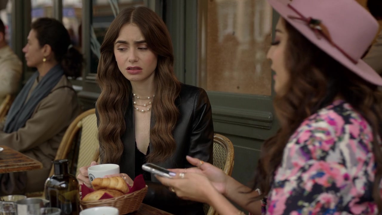 Emily_in_Paris_S01E06_Ringarde_720p_NF_WEB-DL_DDP5_1_x264-BTN_0096.jpg