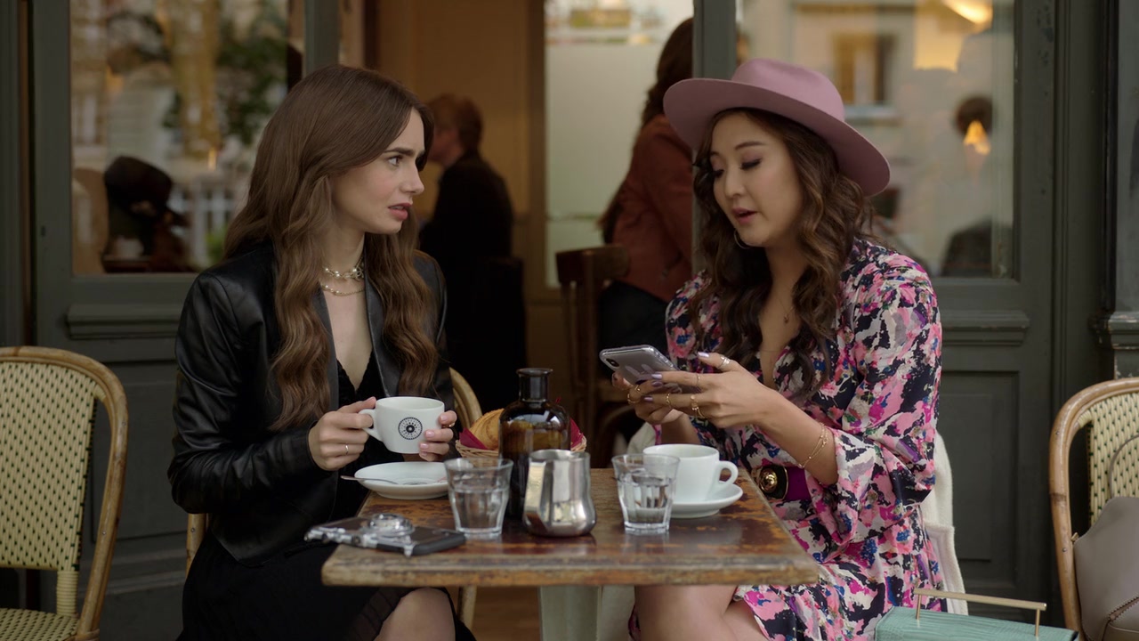 Emily_in_Paris_S01E06_Ringarde_720p_NF_WEB-DL_DDP5_1_x264-BTN_0097.jpg