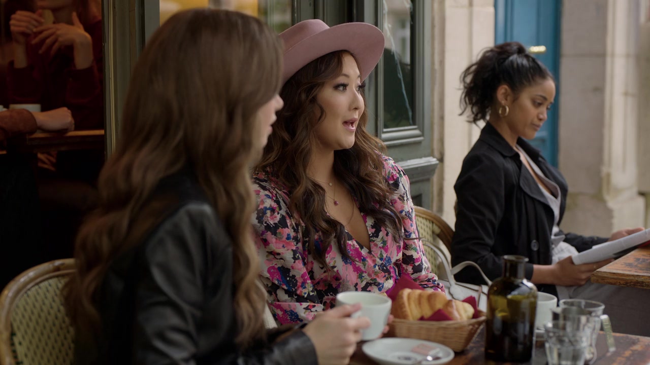 Emily_in_Paris_S01E06_Ringarde_720p_NF_WEB-DL_DDP5_1_x264-BTN_0107.jpg
