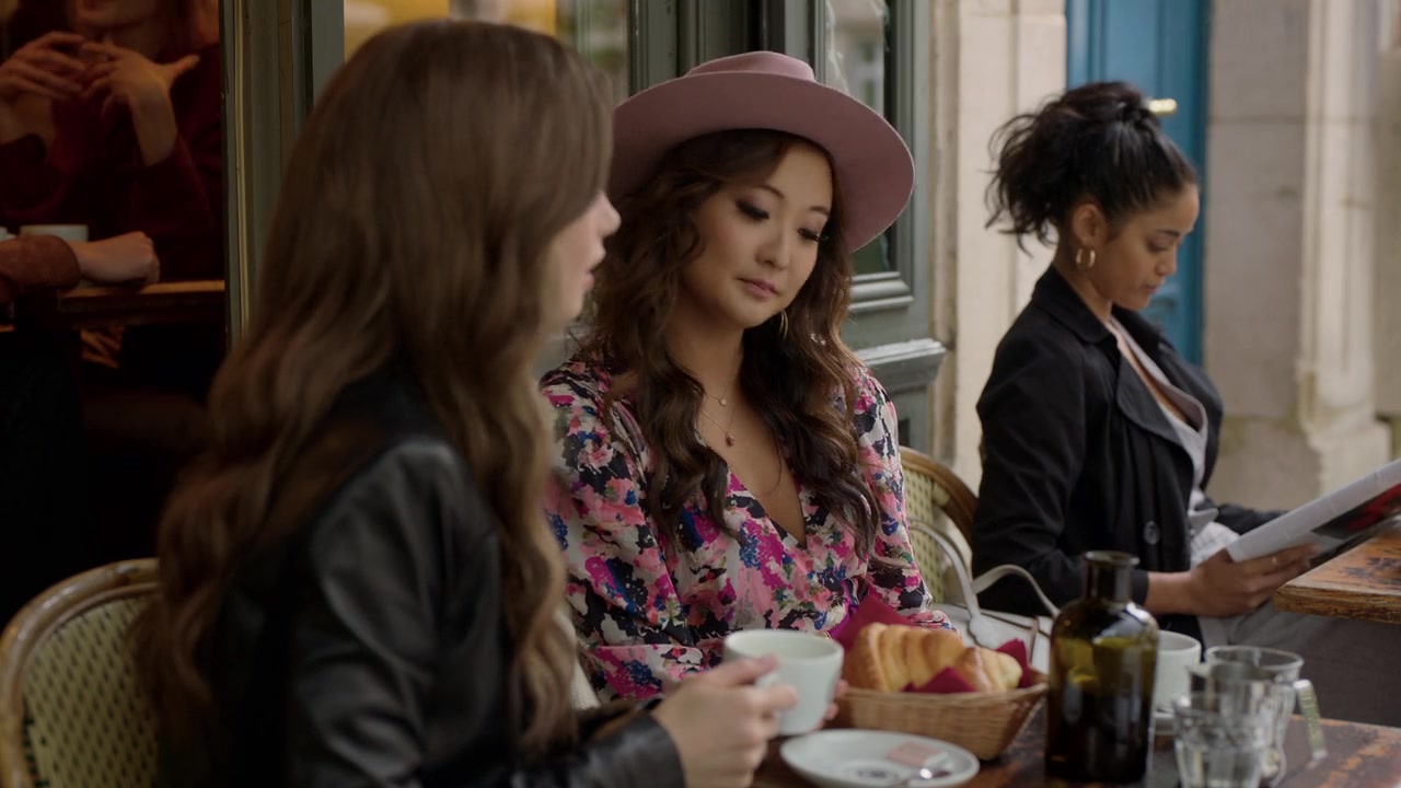 Emily_in_Paris_S01E06_Ringarde_720p_NF_WEB-DL_DDP5_1_x264-BTN_0108.jpg