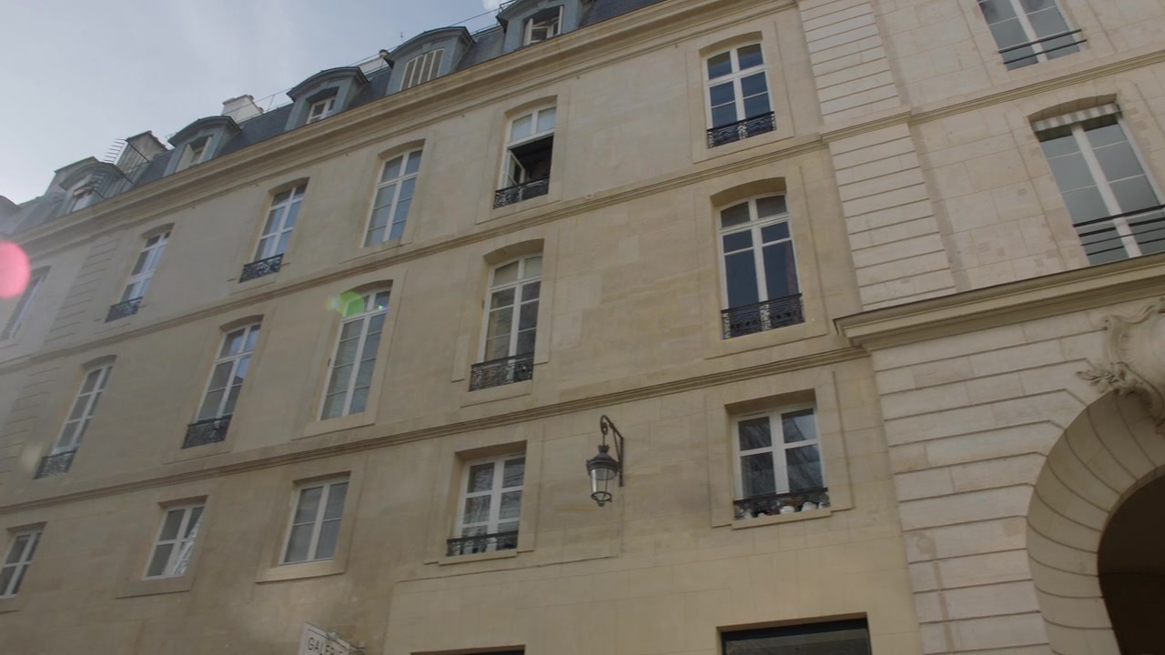 Emily_in_Paris_S01E06_Ringarde_720p_NF_WEB-DL_DDP5_1_x264-BTN_0131.jpg