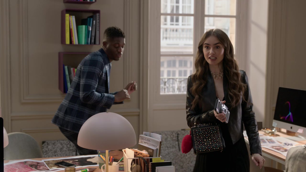 Emily_in_Paris_S01E06_Ringarde_720p_NF_WEB-DL_DDP5_1_x264-BTN_0161.jpg