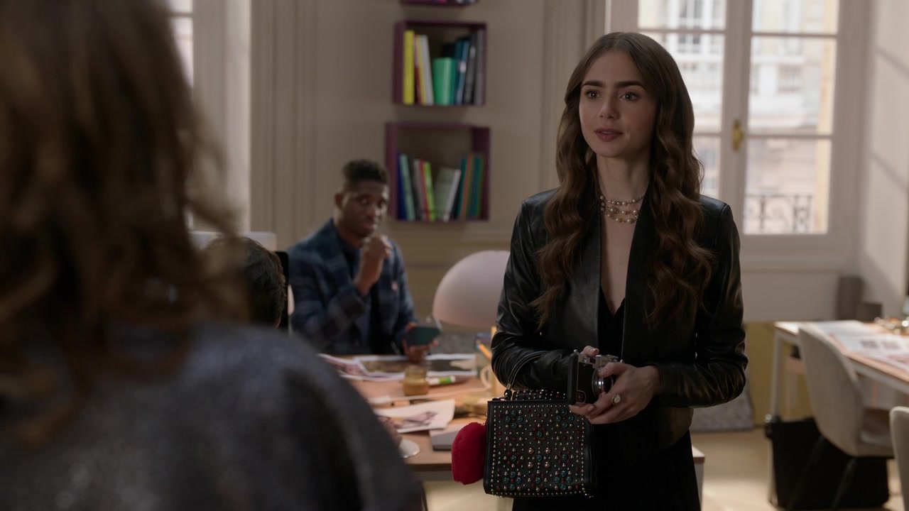 Emily_in_Paris_S01E06_Ringarde_720p_NF_WEB-DL_DDP5_1_x264-BTN_0166.jpg