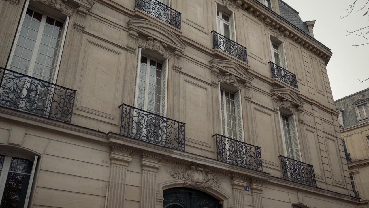Emily_in_Paris_S01E06_Ringarde_720p_NF_WEB-DL_DDP5_1_x264-BTN_0179.jpg