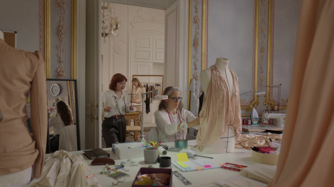 Emily_in_Paris_S01E06_Ringarde_720p_NF_WEB-DL_DDP5_1_x264-BTN_0180.jpg