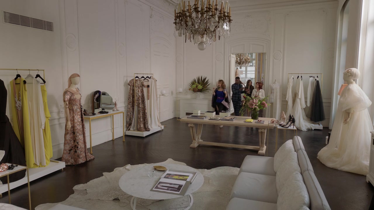 Emily_in_Paris_S01E06_Ringarde_720p_NF_WEB-DL_DDP5_1_x264-BTN_0195.jpg