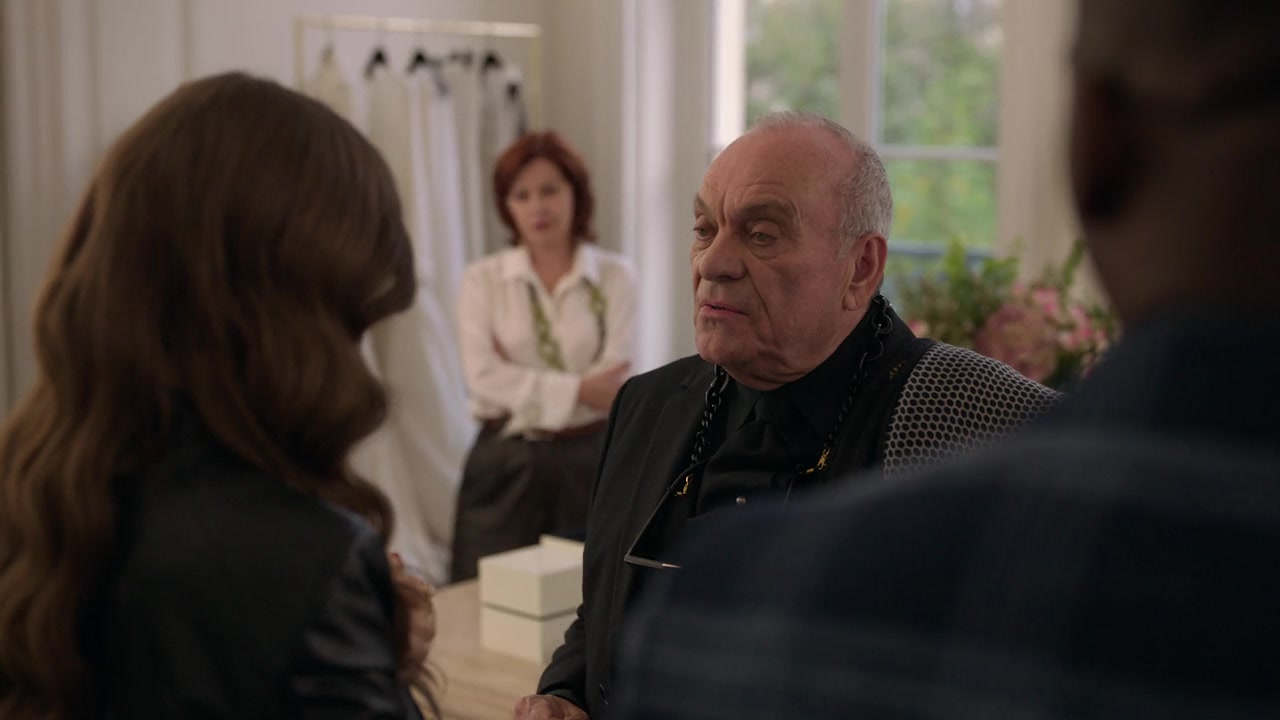 Emily_in_Paris_S01E06_Ringarde_720p_NF_WEB-DL_DDP5_1_x264-BTN_0220.jpg