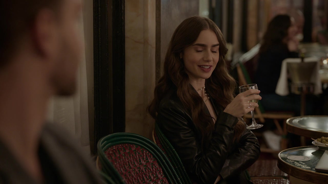 Emily_in_Paris_S01E06_Ringarde_720p_NF_WEB-DL_DDP5_1_x264-BTN_0280.jpg