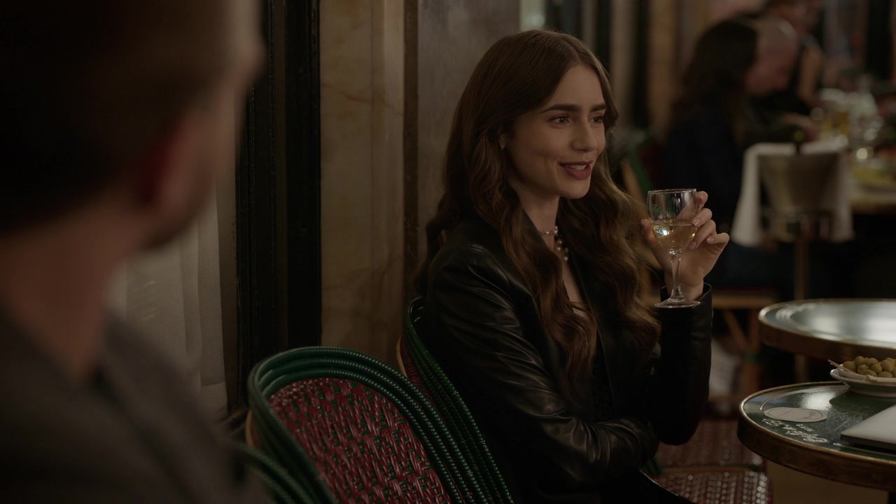 Emily_in_Paris_S01E06_Ringarde_720p_NF_WEB-DL_DDP5_1_x264-BTN_0301.jpg