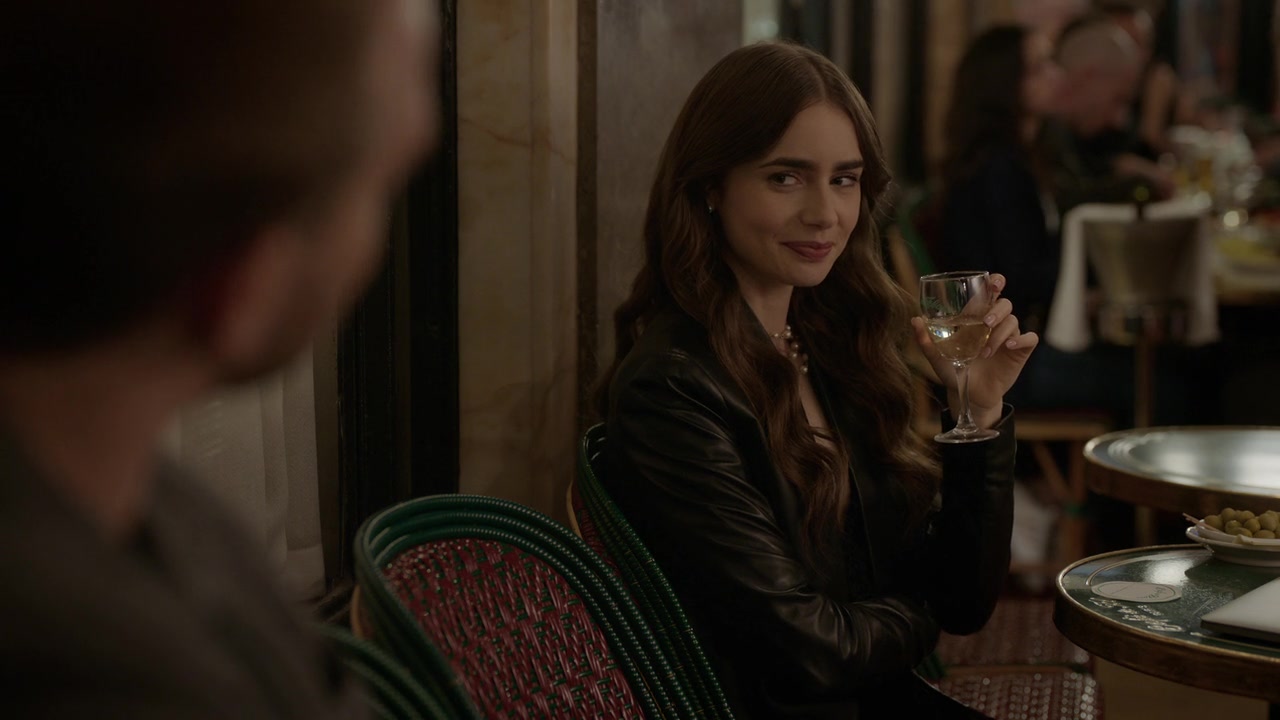 Emily_in_Paris_S01E06_Ringarde_720p_NF_WEB-DL_DDP5_1_x264-BTN_0302.jpg