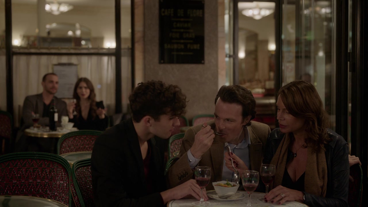 Emily_in_Paris_S01E06_Ringarde_720p_NF_WEB-DL_DDP5_1_x264-BTN_0364.jpg
