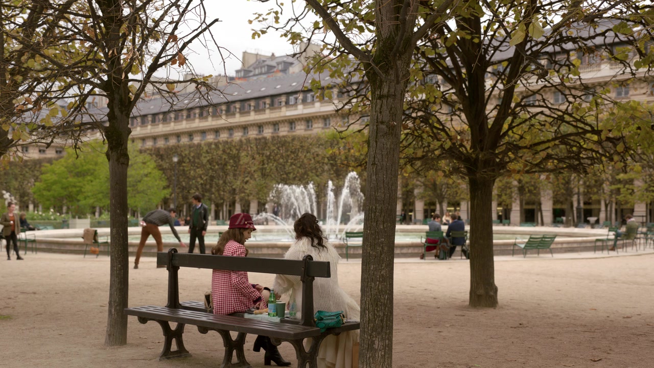 Emily_in_Paris_S01E06_Ringarde_720p_NF_WEB-DL_DDP5_1_x264-BTN_0552.jpg