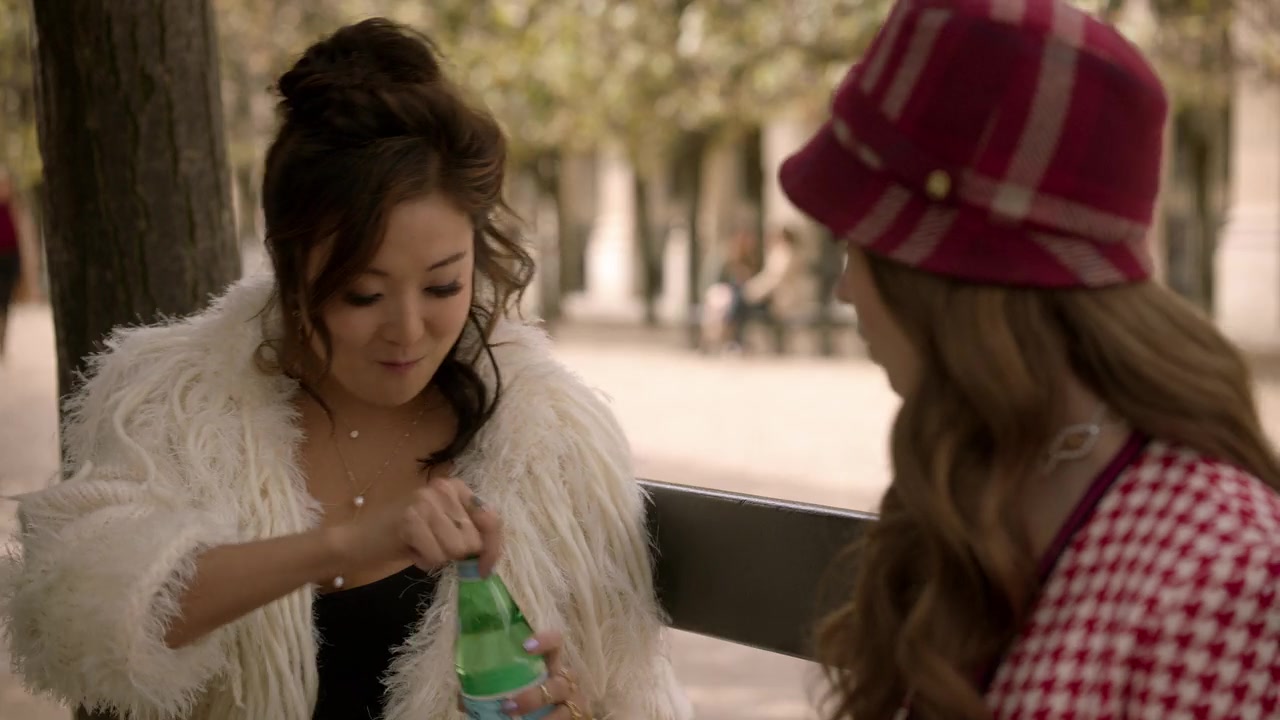 Emily_in_Paris_S01E06_Ringarde_720p_NF_WEB-DL_DDP5_1_x264-BTN_0589.jpg