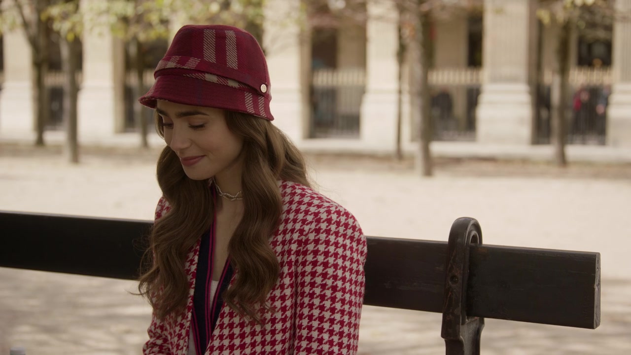 Emily_in_Paris_S01E06_Ringarde_720p_NF_WEB-DL_DDP5_1_x264-BTN_0648.jpg