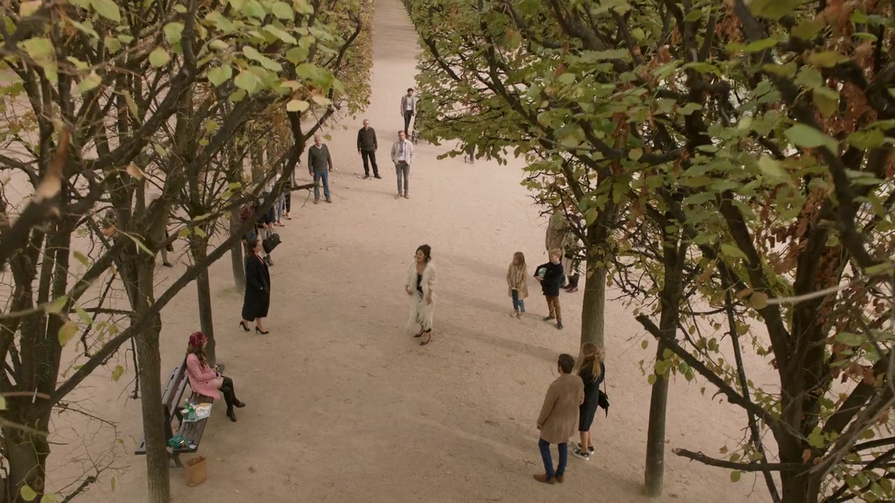 Emily_in_Paris_S01E06_Ringarde_720p_NF_WEB-DL_DDP5_1_x264-BTN_0670.jpg