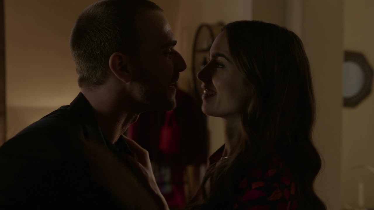 Emily_in_Paris_S01E06_Ringarde_720p_NF_WEB-DL_DDP5_1_x264-BTN_0821.jpg
