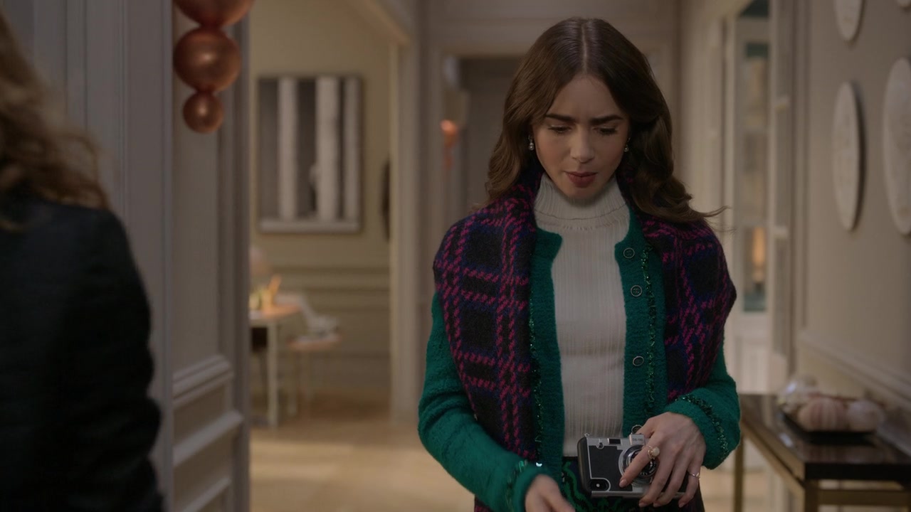 Emily_in_Paris_S01E06_Ringarde_720p_NF_WEB-DL_DDP5_1_x264-BTN_0870.jpg