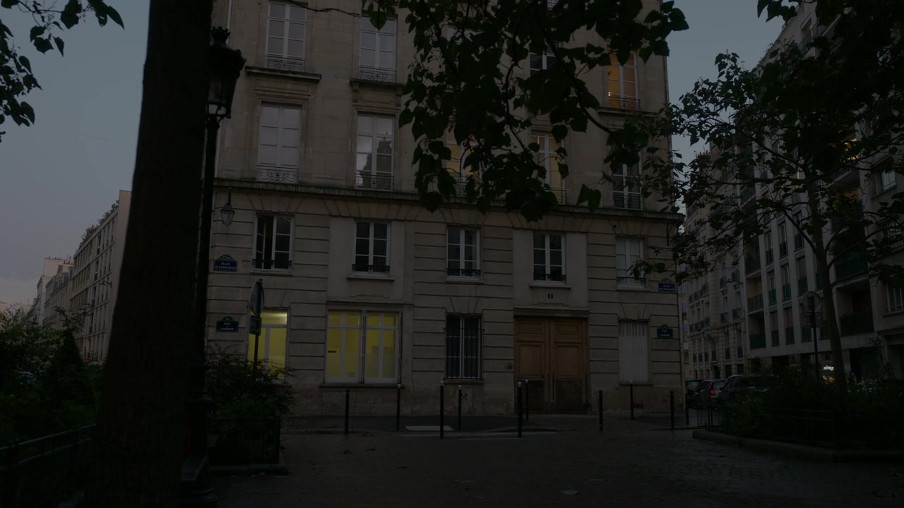 Emily_in_Paris_S01E06_Ringarde_720p_NF_WEB-DL_DDP5_1_x264-BTN_0887.jpg