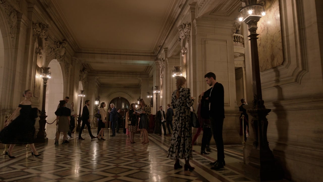 Emily_in_Paris_S01E06_Ringarde_720p_NF_WEB-DL_DDP5_1_x264-BTN_0930.jpg