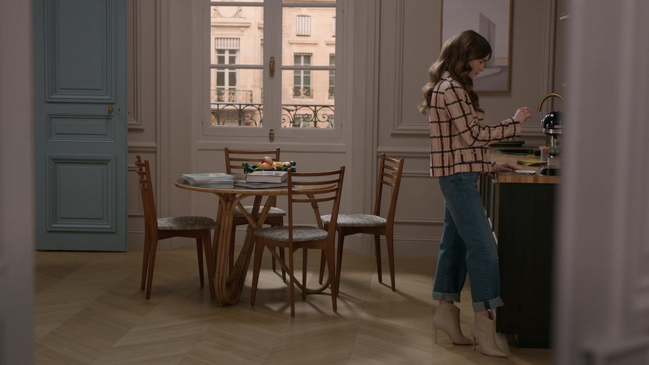 Emily_in_Paris_S01E06_Ringarde_720p_NF_WEB-DL_DDP5_1_x264-BTN_1084.jpg