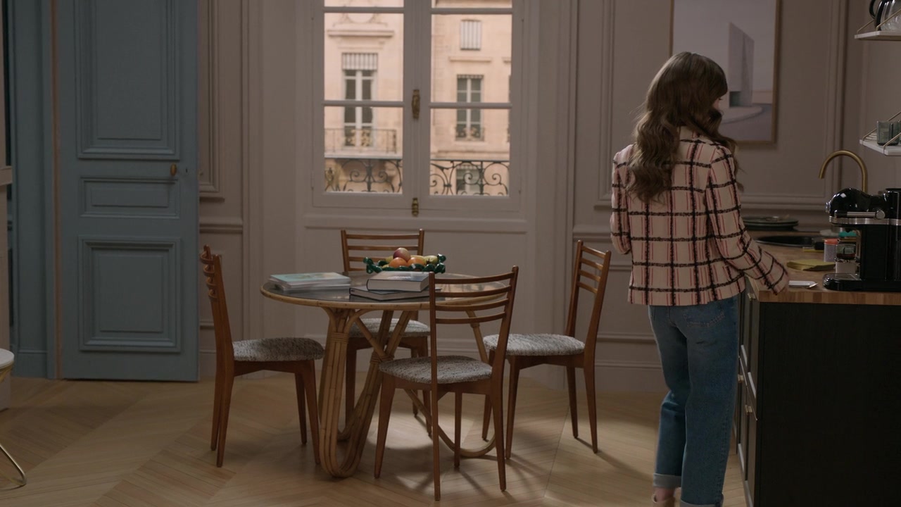 Emily_in_Paris_S01E06_Ringarde_720p_NF_WEB-DL_DDP5_1_x264-BTN_1122.jpg